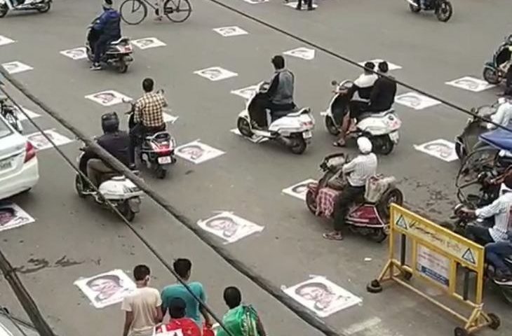 poster picture of mamata banerjee pasted on roads of Indore in protest against attack on him in Kolkata