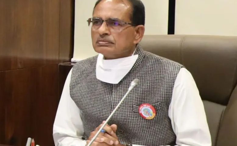 shivraj singh chauhan removed municipal commissioner of gwalior on garbage issue