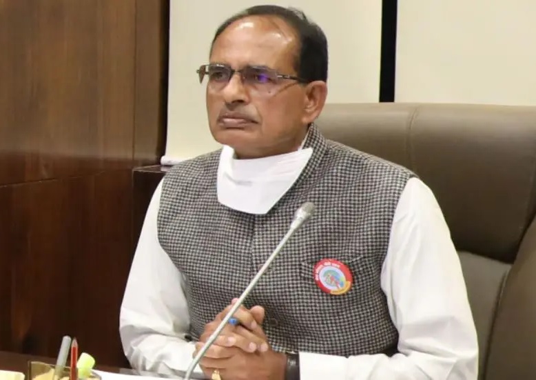 shivraj singh chauhan removed municipal commissioner of gwalior on garbage issue